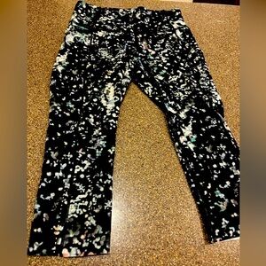 Lululemon high rise fast and free size 8! mint condition!!